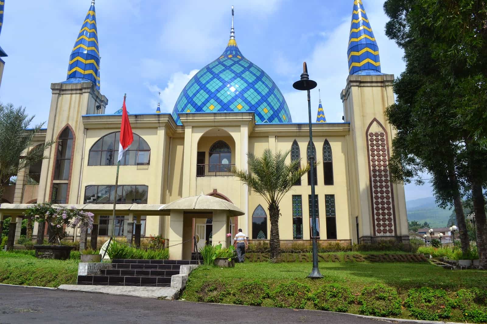 Pesona Masjid Kubah Biru Ciater