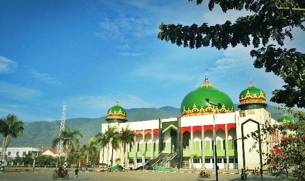 Masjid Agung Darussalam Kota Palu Dan Bangunan 5 Kubahnya