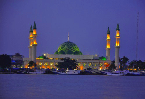 Bangunan 9 Kubah Masjid Raya Darussalam Di Samarinda Kaltim