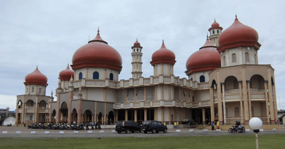 Masjid Baitul Makmur Termegah di Pantai Barat Aceh