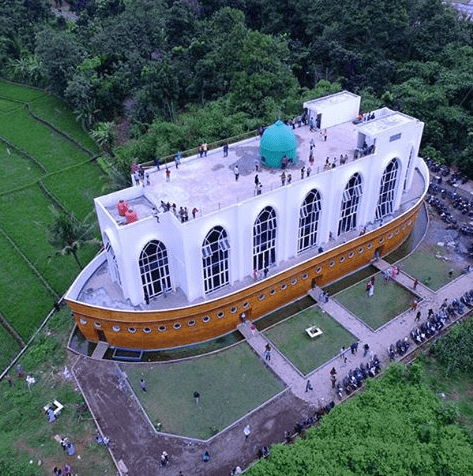 Uniknya Masjid kapal di Semarang