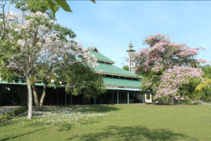 Masjid Nurul Islam Muka Kuning di Batam