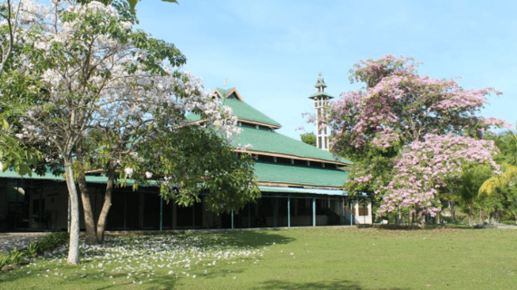 Masjid Nurul Islam Muka Kuning di Batam