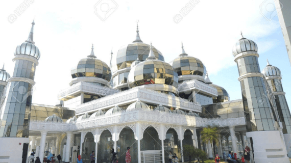 Mengulik Kemegahan Warisan Islam Masjid Kristal Malaysia