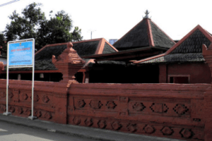 Masjid Merah Panjunan, Cirebon