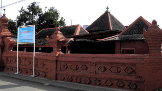 Masjid Merah Panjunan, Cirebon