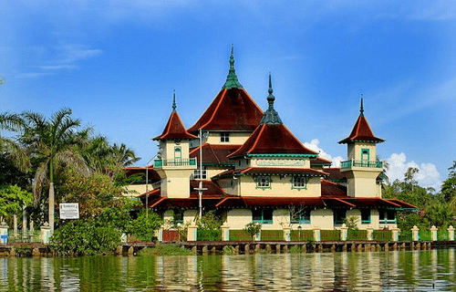 Masjid Jami’ Kesultanan Sambas – Kalimantan Barat