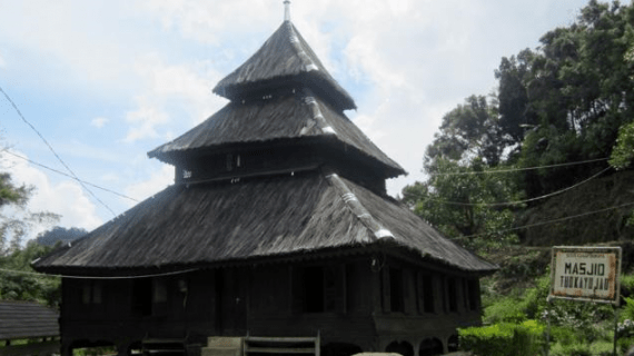 Inilah Masjid Tertua Indonesia yang Desainnya Masih Asli Berusia Ratusan Tahun  