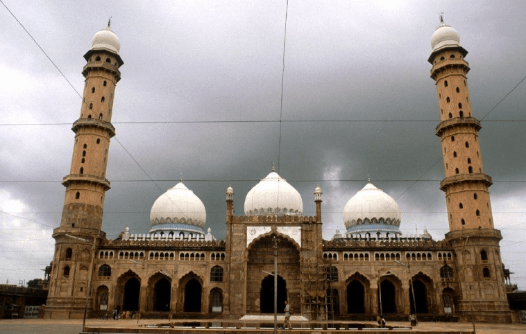 kapasitas Masjid Taj’ul