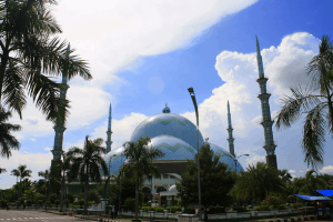 Masjid Raya Al Azhom dengan Kubah Raksasa