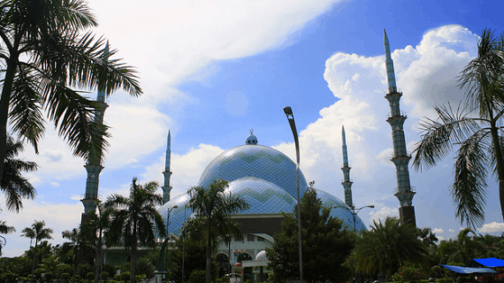 Masjid Raya Al Azhom dengan Kubah Raksasa
