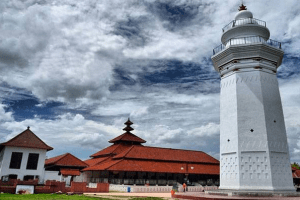 Masjid dengan Menara Unik
