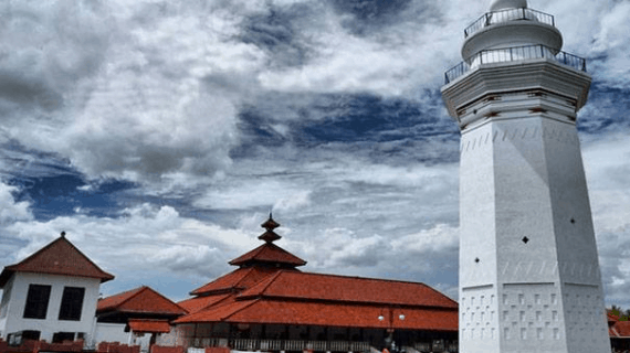 Masjid dengan Menara Unik