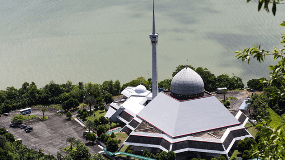 Masjid Malaysia dengan Arsitektur Luar Biasa