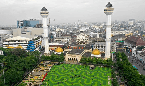Alun-alun Masjid Agung Bandung