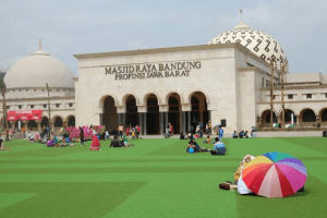 6 Keistimewaan Alun-alun Masjid Agung Bandung