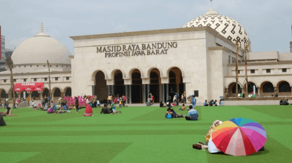 6 Keistimewaan Alun-alun Masjid Agung Bandung