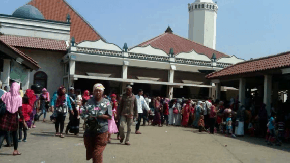 Masjid Keramat Luar Batang Dengan 2 Keramat Pendirinya