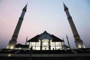 4 Kontroversi Masjid Raya Jakarta Daan Mogot